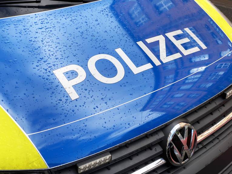 Aufschrift "Polizei" auf einem Polizeifahrzeug